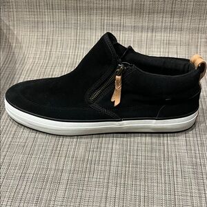NWOT Sperry Black Suede Crest Lug Women’s Zip Bootie